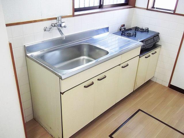 Kitchen. Kitchen faucet ・ Stove new replaced.