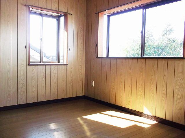 Non-living room. With a bay window Western-style