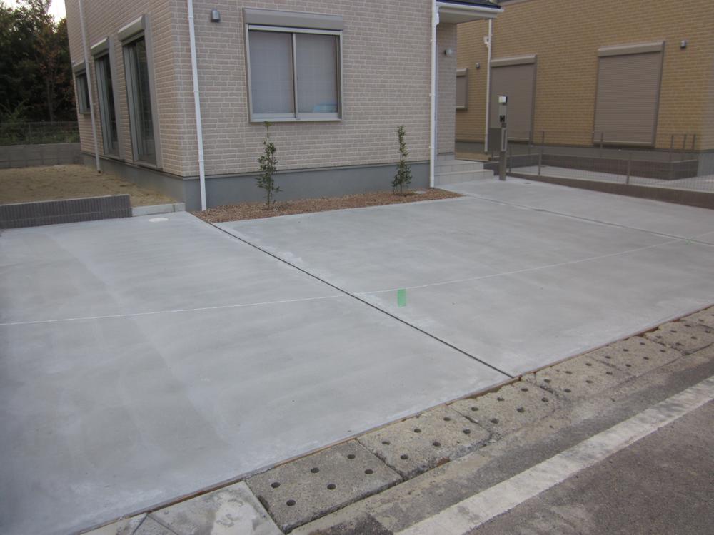 Parking lot. Parallel two possible parking