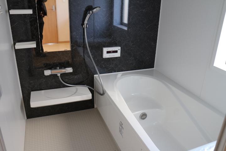 Bathroom. Building 2 Local (12 May 2013) Shooting