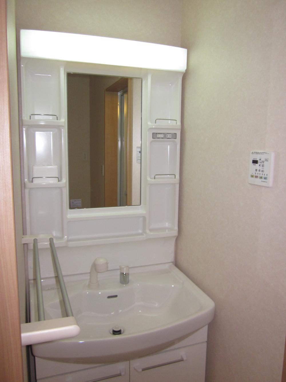 Wash basin, toilet. Shampoo dresser (Building 2)