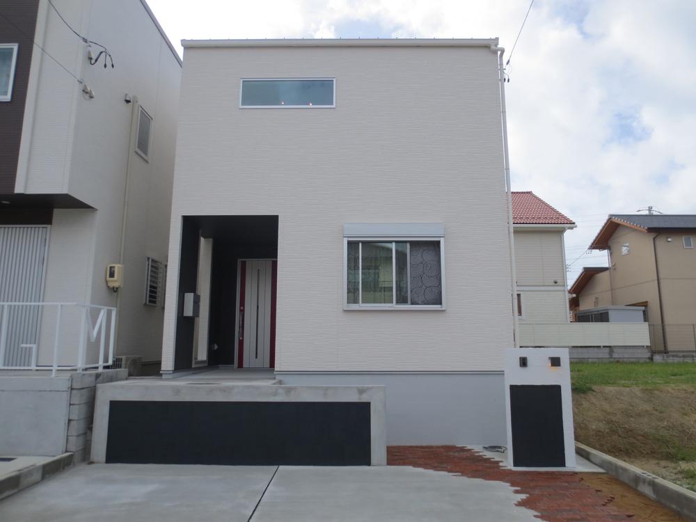 Same specifications photos (appearance). Is a sense there is the appearance of the design house! 