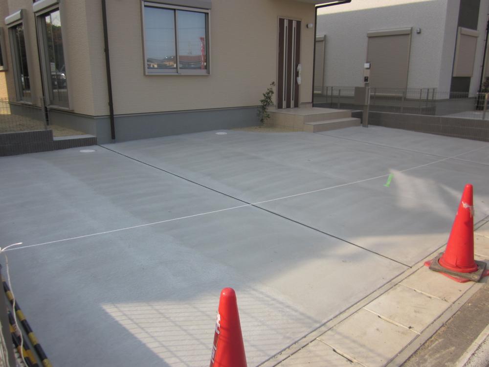 Parking lot. Parallel two possible parking