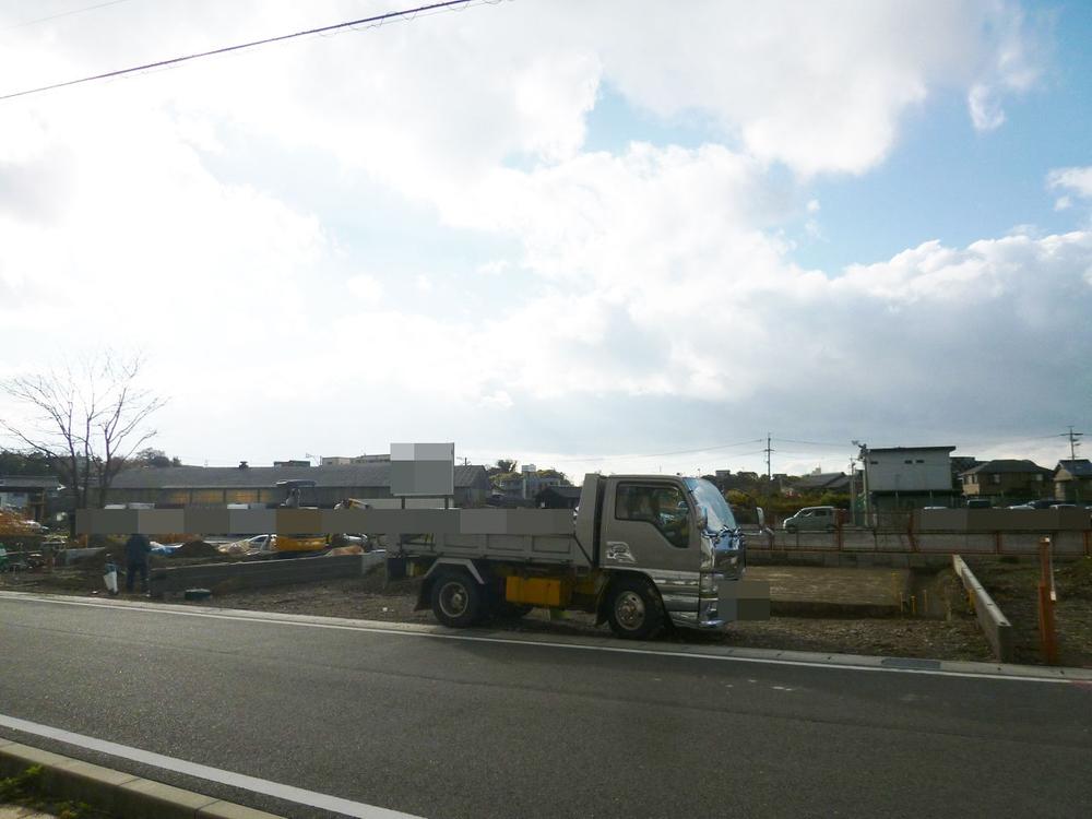 Local photos, including front road. Local (213 December) shooting