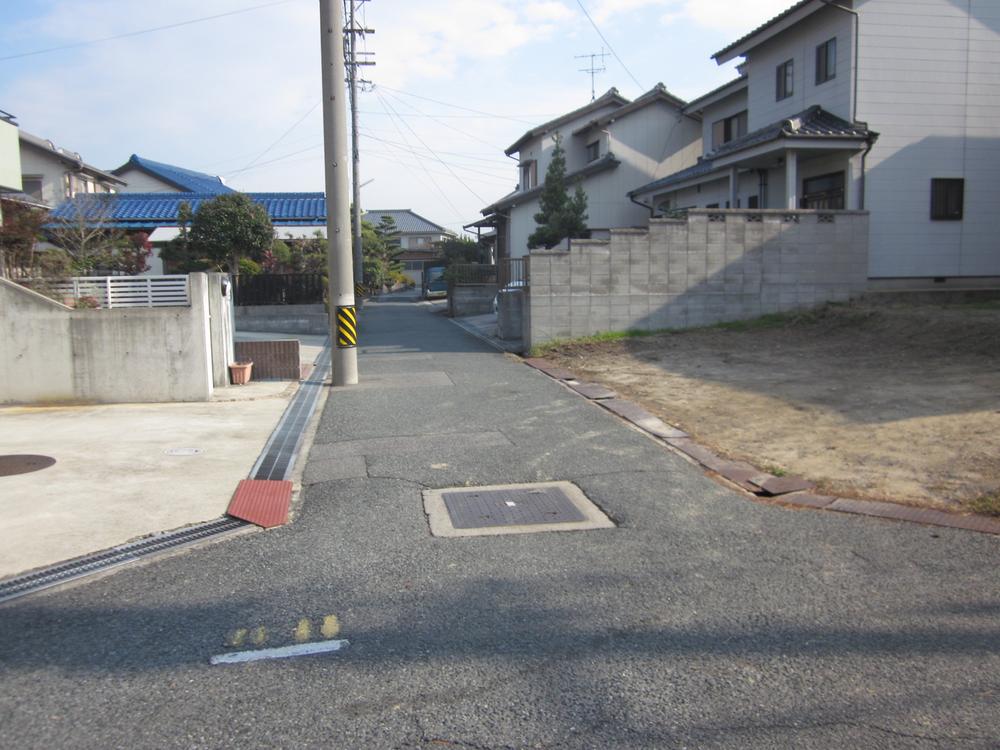 Local photos, including front road. Frontal road North 4m