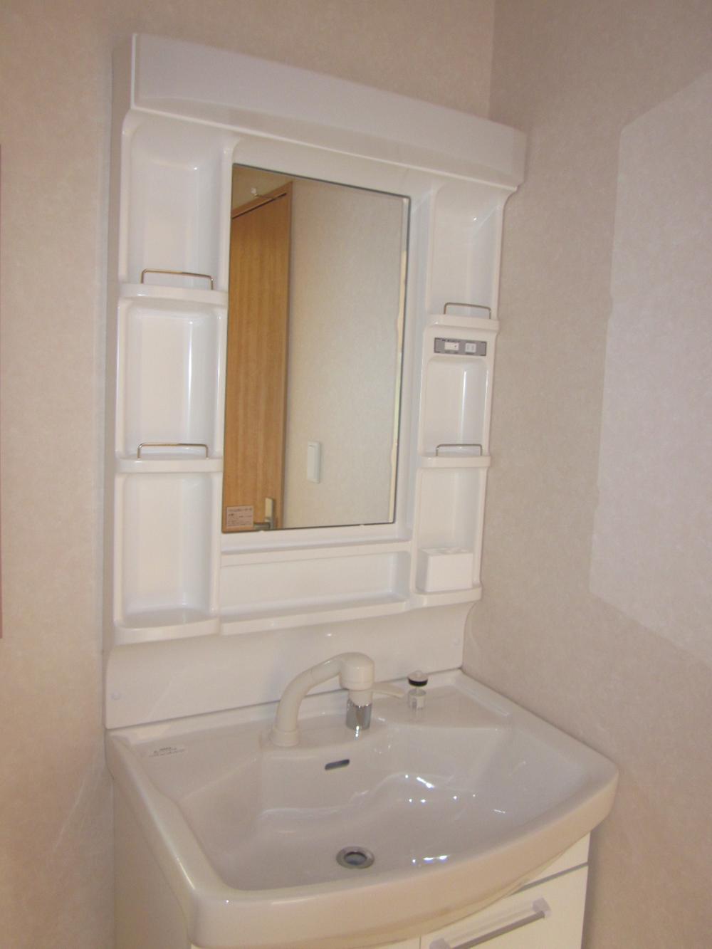 Wash basin, toilet. Washroom 