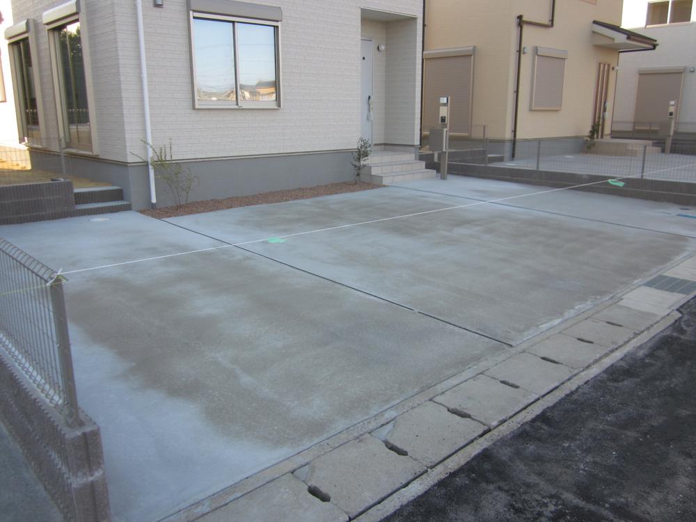 Parking lot. Parallel two possible parking