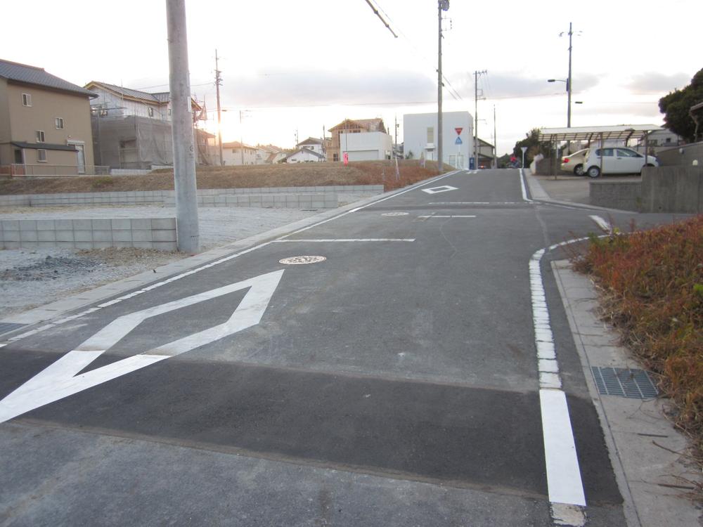 Local photos, including front road. Frontal road