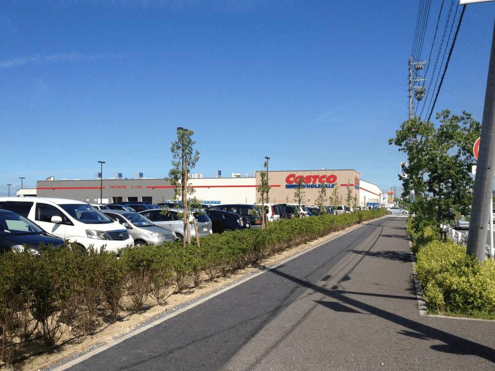 Supermarket. 2900m to Costco