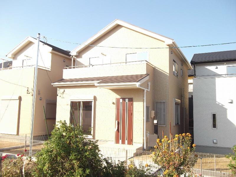 Local photos, including front road. South appearance