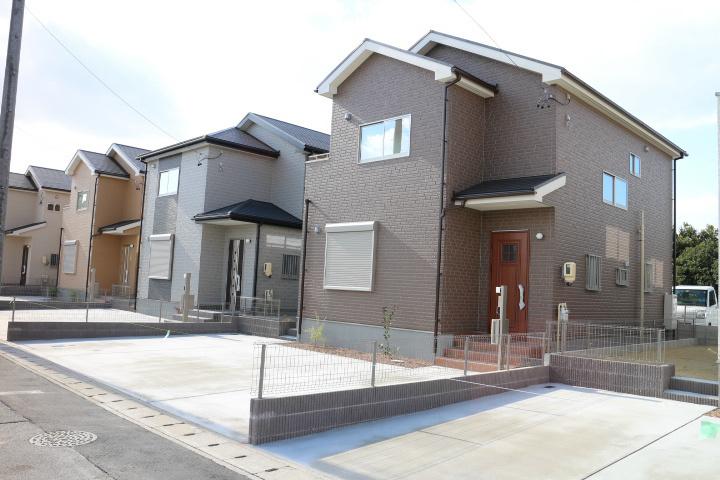 Local photos, including front road. Parallel three parking possible!