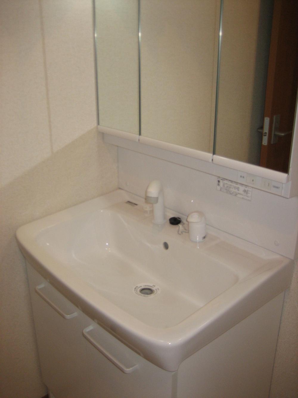 Wash basin, toilet. Easy-to-use wash basin