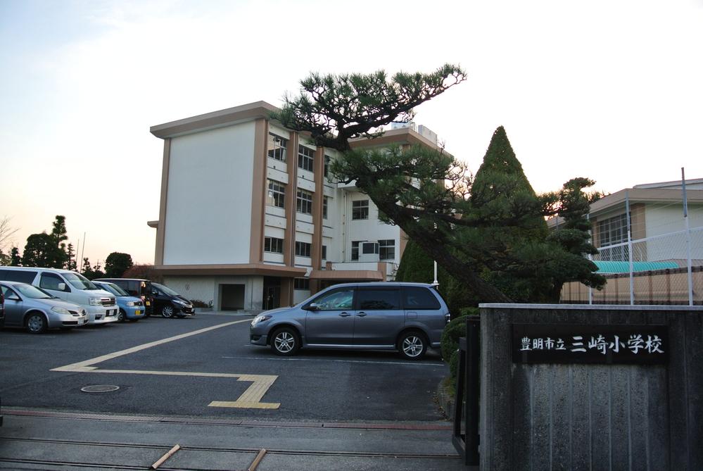 Primary school. Toyoake stand Misaki to elementary school 332m