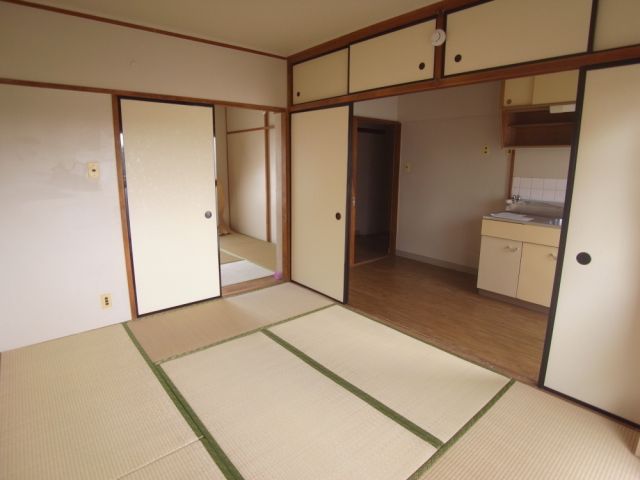 Living and room. 6 Pledge of Japanese-style room