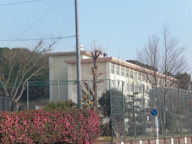 Primary school. Municipal Kutsukake up to elementary school (elementary school) 1600m