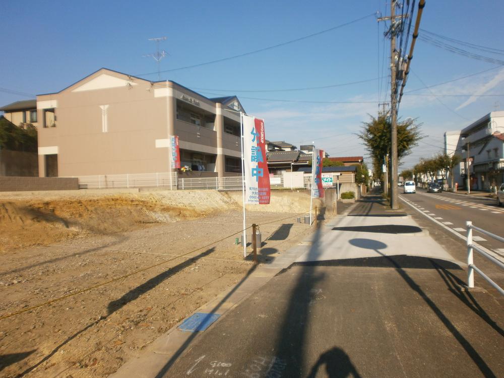 Local photos, including front road. "Toyo-town Toyoake Futamuradai 4-chome "local photos (01 May 2013 shooting)