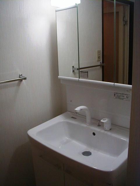 Wash basin, toilet. Wash