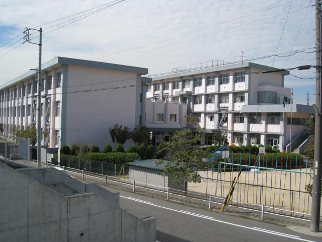 Primary school. Karatake until elementary school 320m