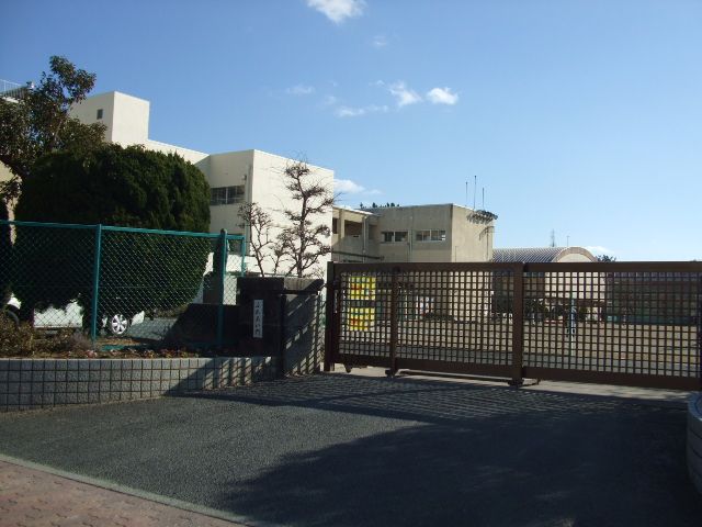 Primary school. 630m up to municipal Sakae elementary school (elementary school)