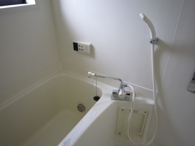 Bath. In economic Teki' automatic hot water beam and additional heating function! 