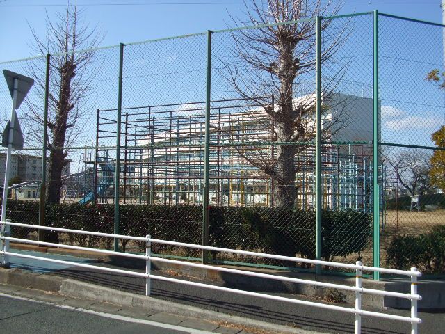 Primary school. 1100m until the Municipal Nakano elementary school (elementary school)