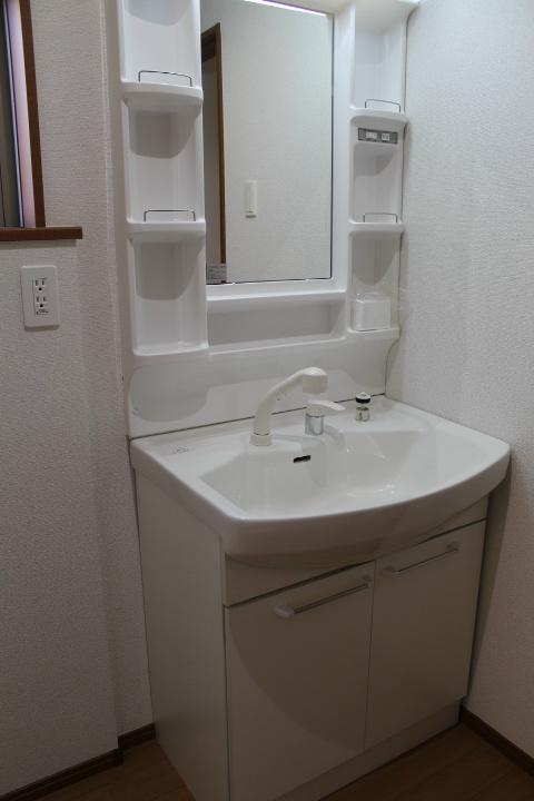 Wash basin, toilet. (Shower dresser)