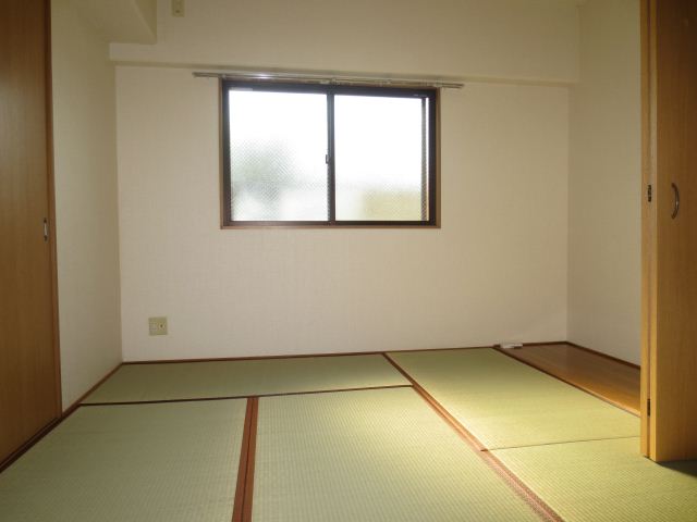 Living and room. And closet storage in the Japanese-style room, There is a window. 