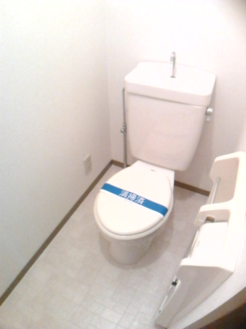 Toilet. window ・ Holder There. No sealed feeling. 