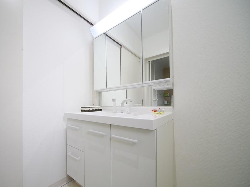 Wash basin, toilet. Washroom that white was the keynote