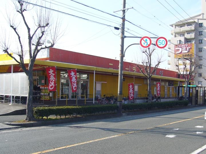 Supermarket. New Life 1650m to Fuji (Taka Okaten)