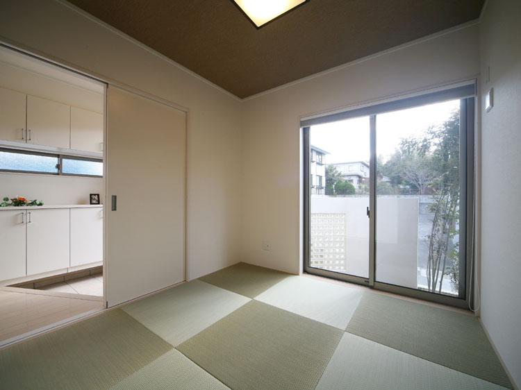 Non-living room. Quiet and quaint Japanese-style drawing room, or the like can colorfully leverage
