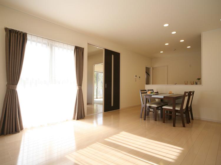 Living. LDK the warm sunlight enters. In with under-floor heating is warm from the foot! 