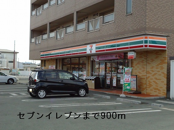 Convenience store. 900m to Seven-Eleven (convenience store)