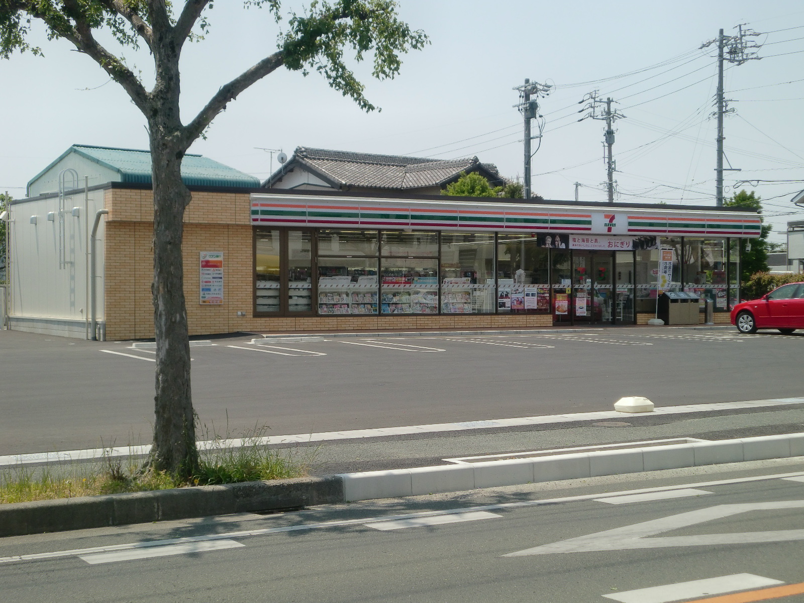 Convenience store. 80m until the Seven-Eleven (convenience store)