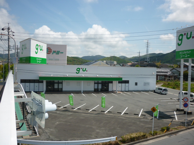 Shopping centre. Gu Toyohashi store up to (shopping center) 523m