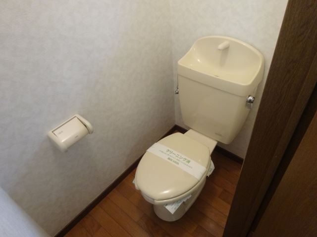 Toilet. Bath equipped with a wash basin