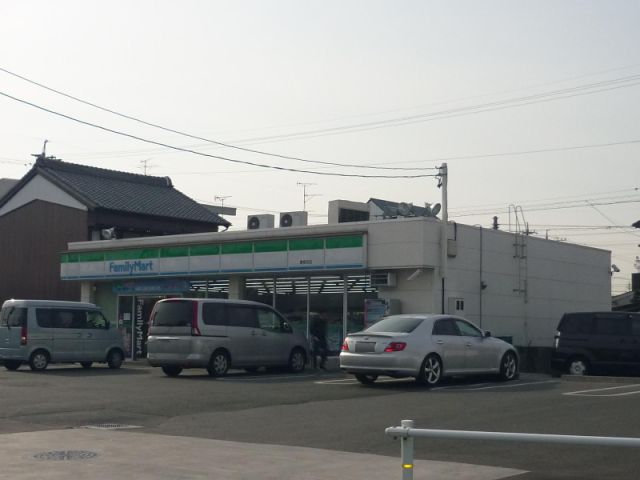 Convenience store. 850m to Family Mart (convenience store)