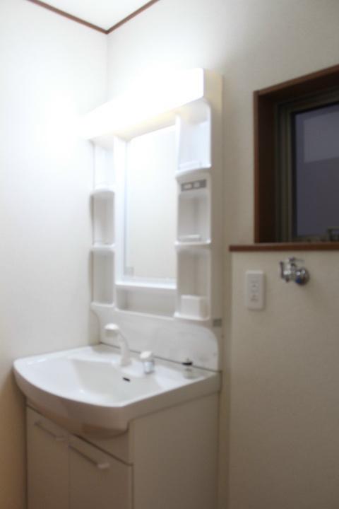 Wash basin, toilet. Shower Dresser