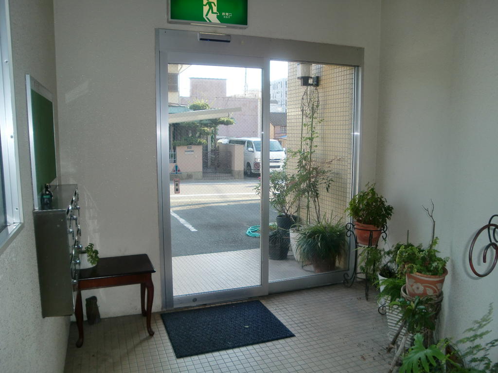 Entrance. Automatic door