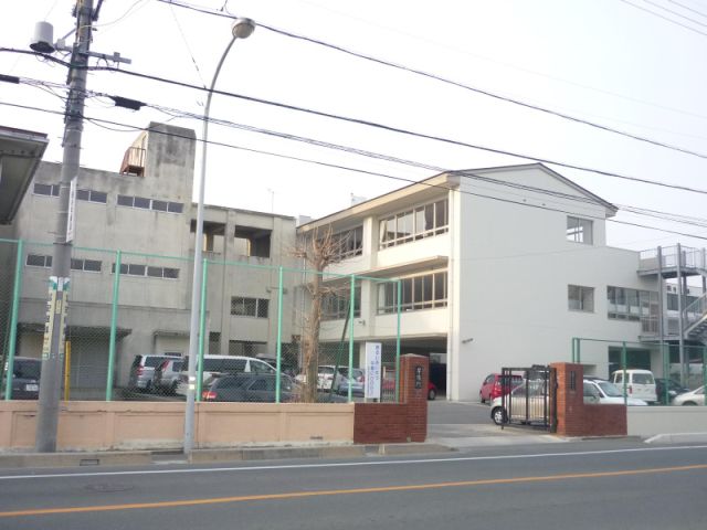 Junior high school. 2000m to the Municipal Central Junior High School (Junior High School)
