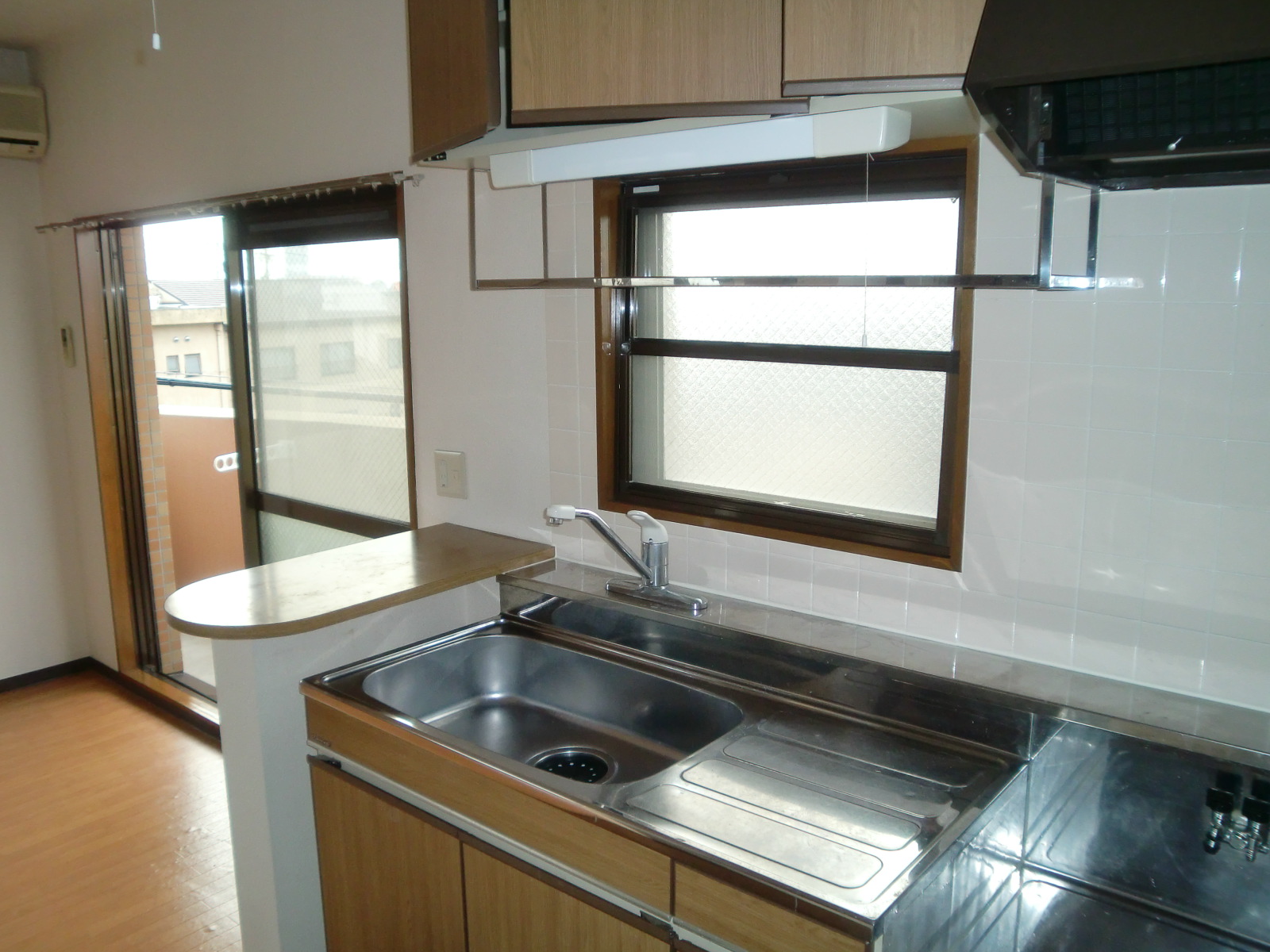 Kitchen. With window