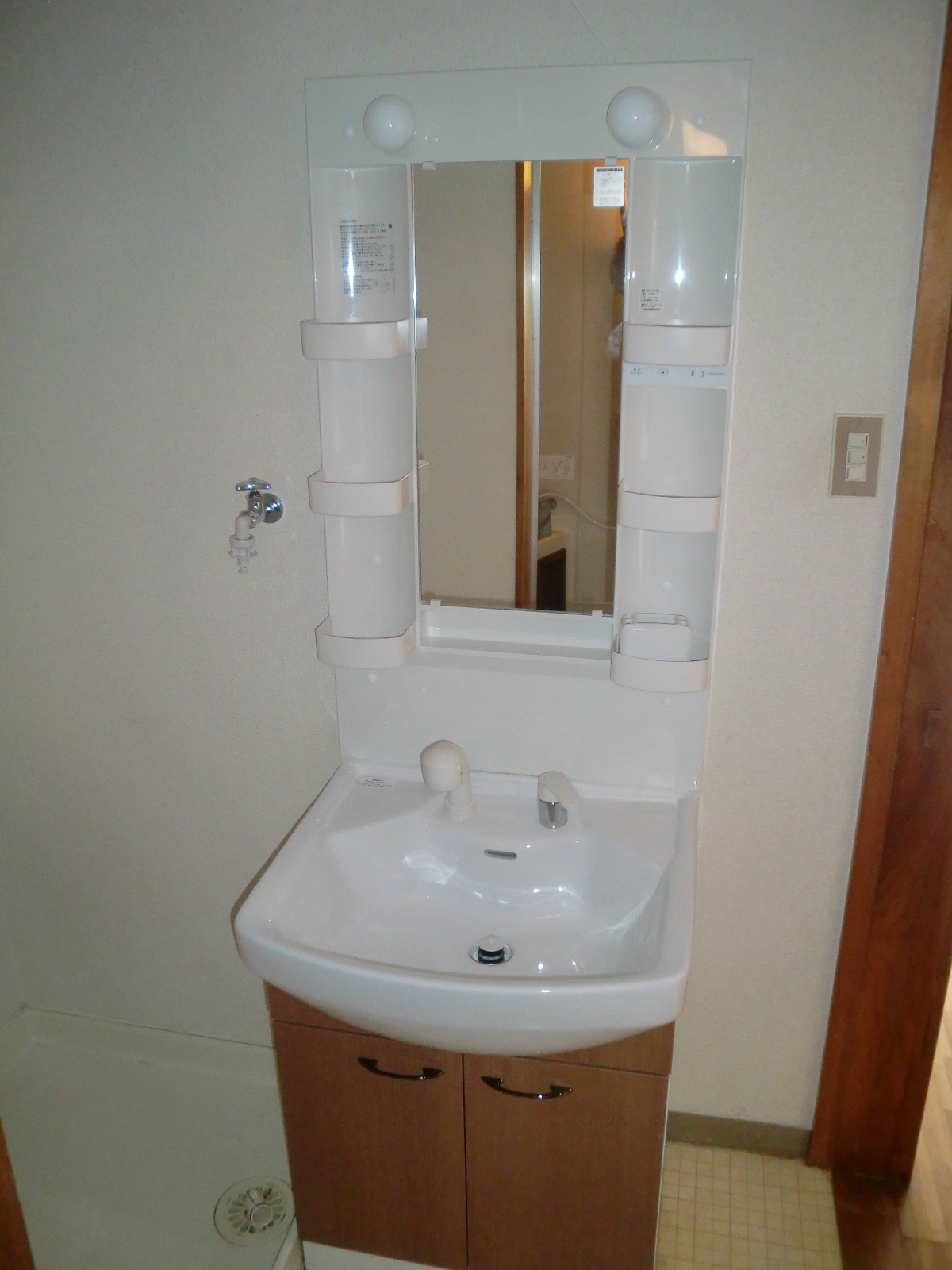 Washroom. Shampoo dresser new