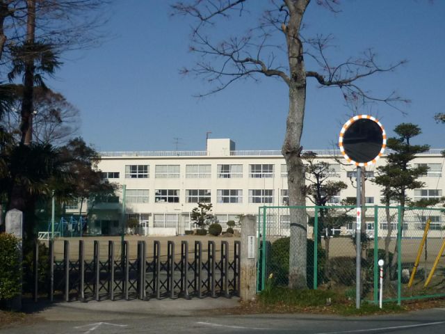 Primary school. 1200m until the Municipal Omura elementary school (elementary school)