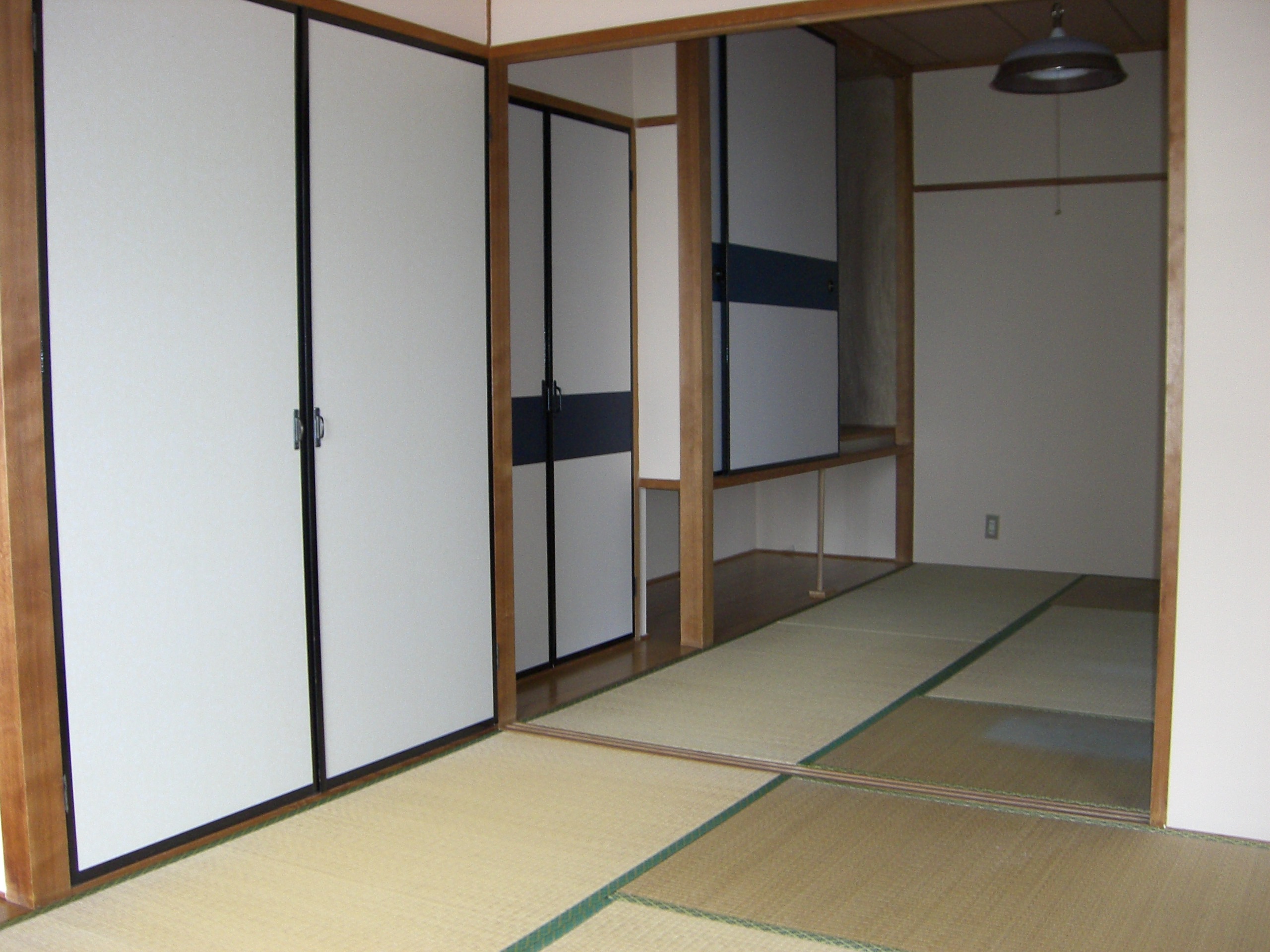 Living and room. Japanese-style room 6 tatami of the two between the More of the room