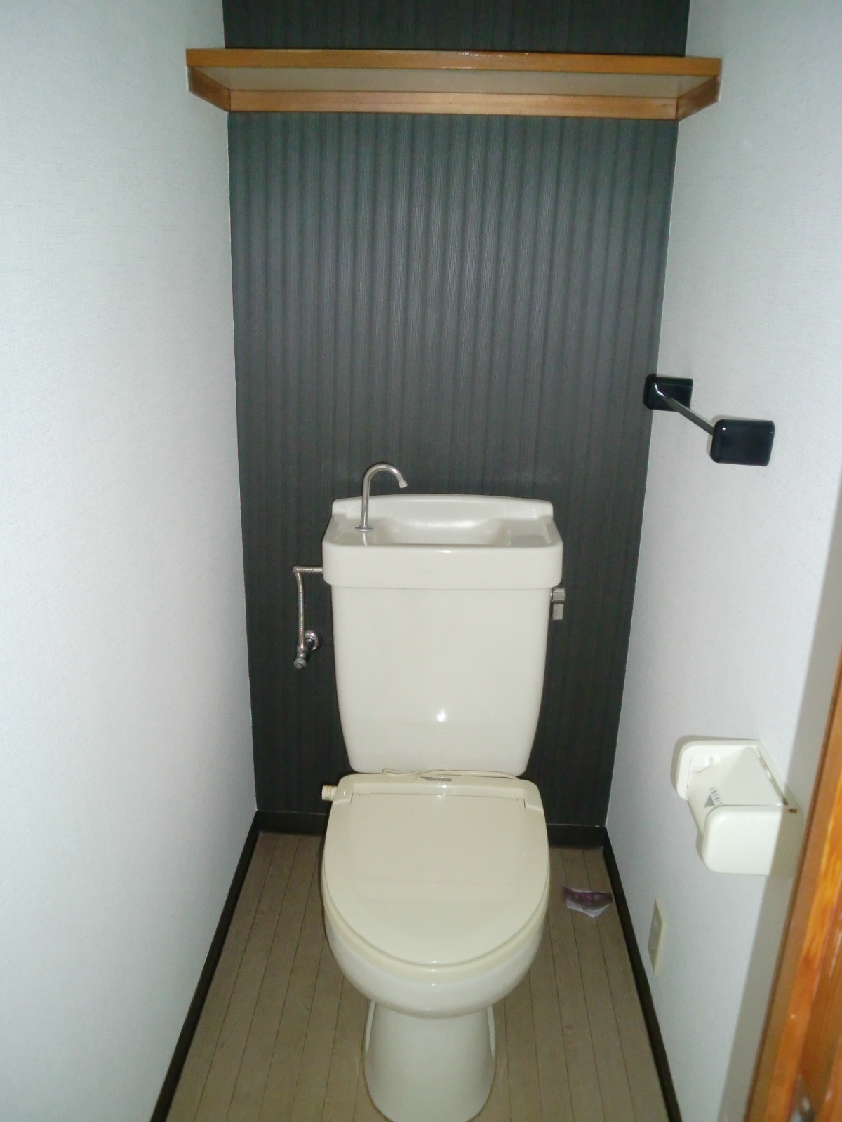 Toilet. Heating toilet seat