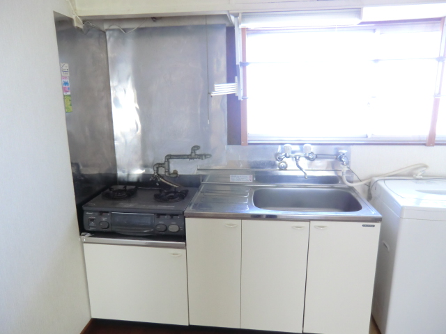 Kitchen. Gas stove ・ A washing machine