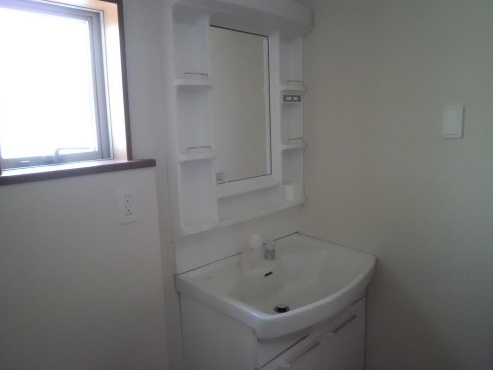 Wash basin, toilet