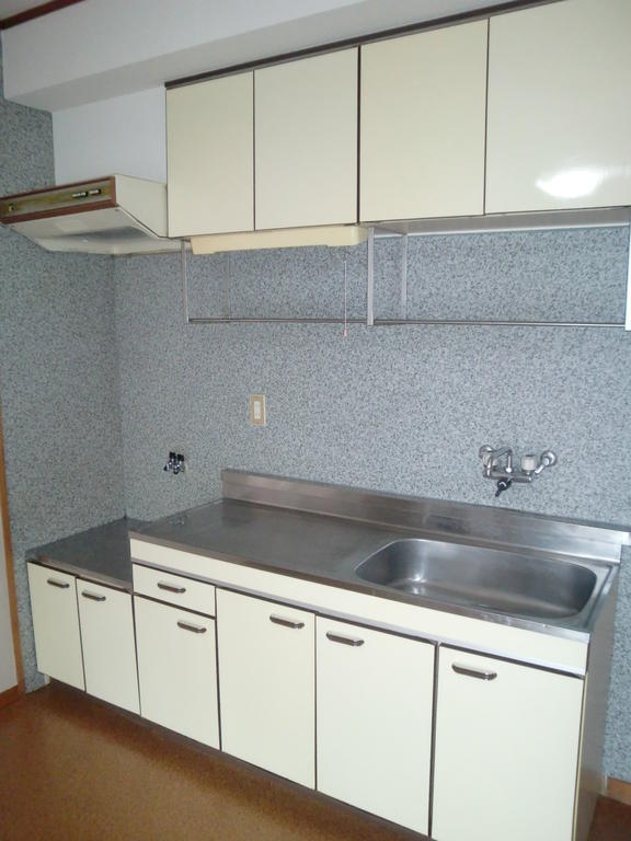 Kitchen. Gas stove can be installed