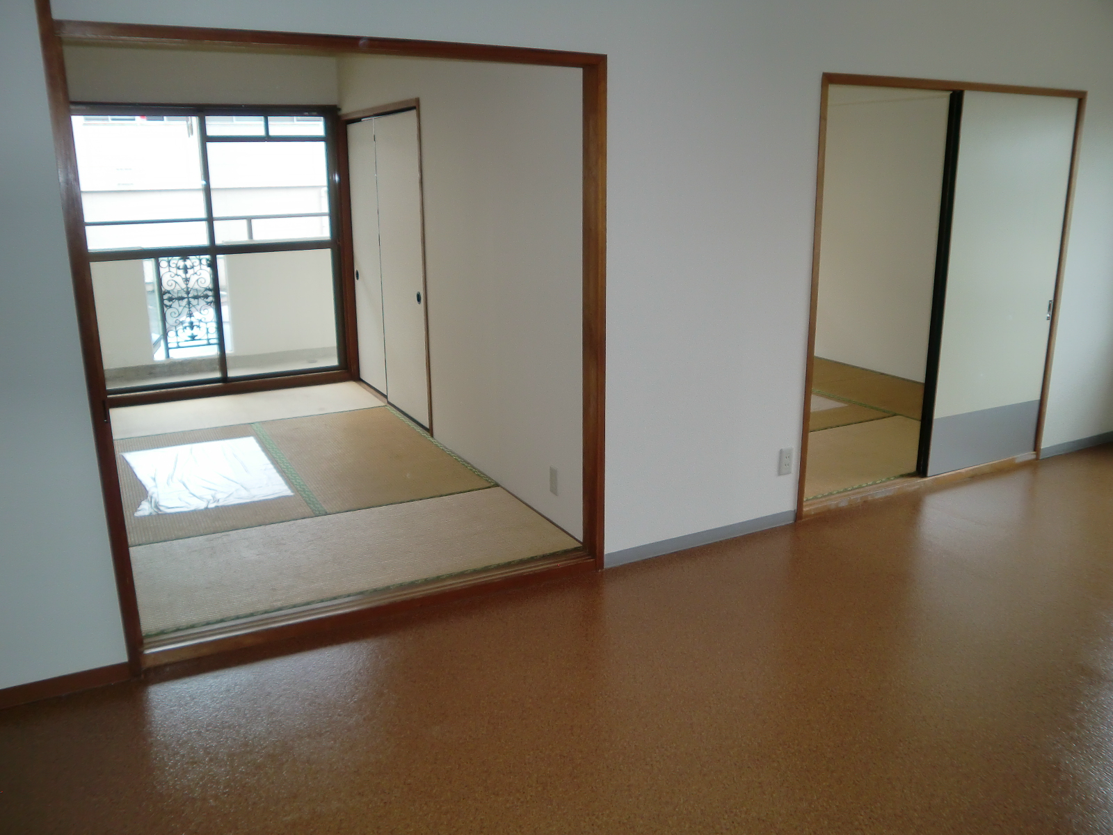 Living and room. Minami Japanese-style room than LDK