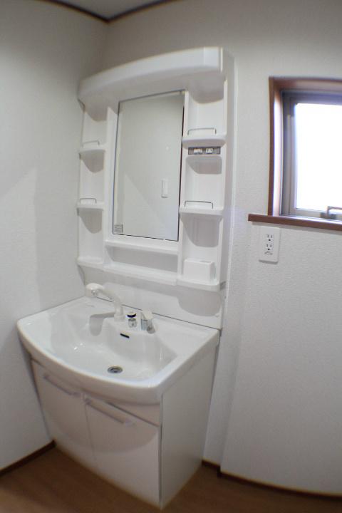 Wash basin, toilet. Shower Dresser